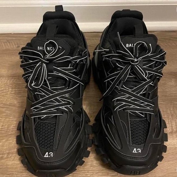 I’m selling these worn once Balenciaga size Eu 43 or 9-10 I got the box - Picture 2 of 6